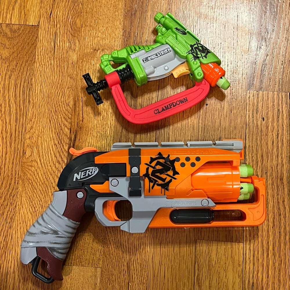 Nerf Zombie Strike HammershotBlaster and Zombie Strike Clampdown blaster set